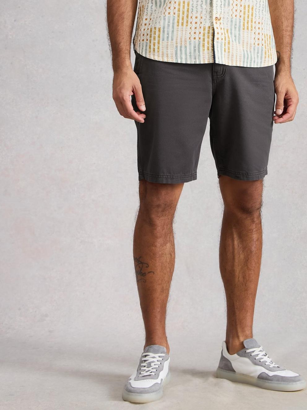 Chapman Casual Short in WASHED BLK - MODEL DETAIL