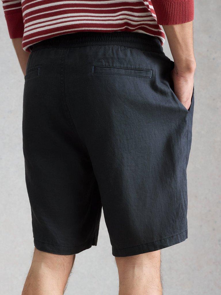 Lewes Linen Short in DARK NAVY - MODEL BACK