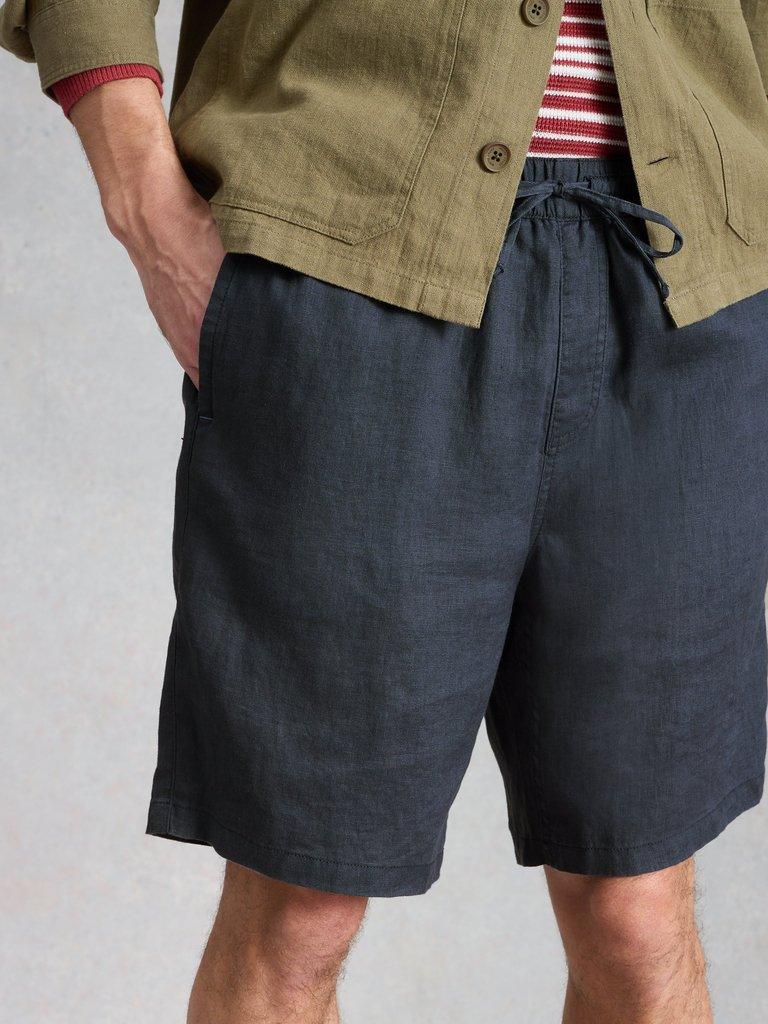 Lewes Linen Short in DARK NAVY - MODEL DETAIL