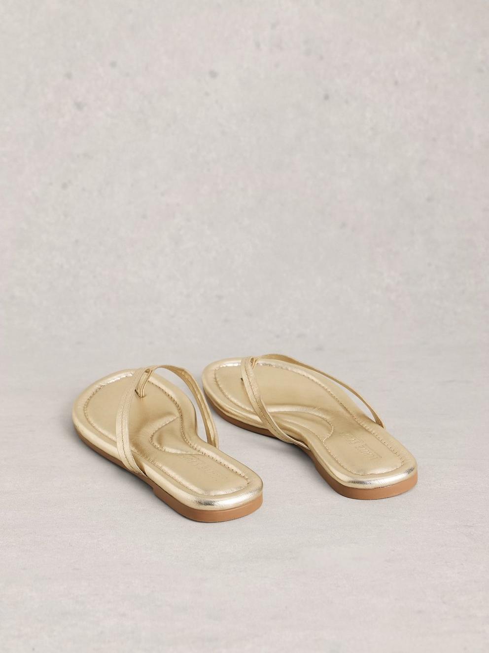 Bay Sandal in GLD TN MET - FLAT BACK