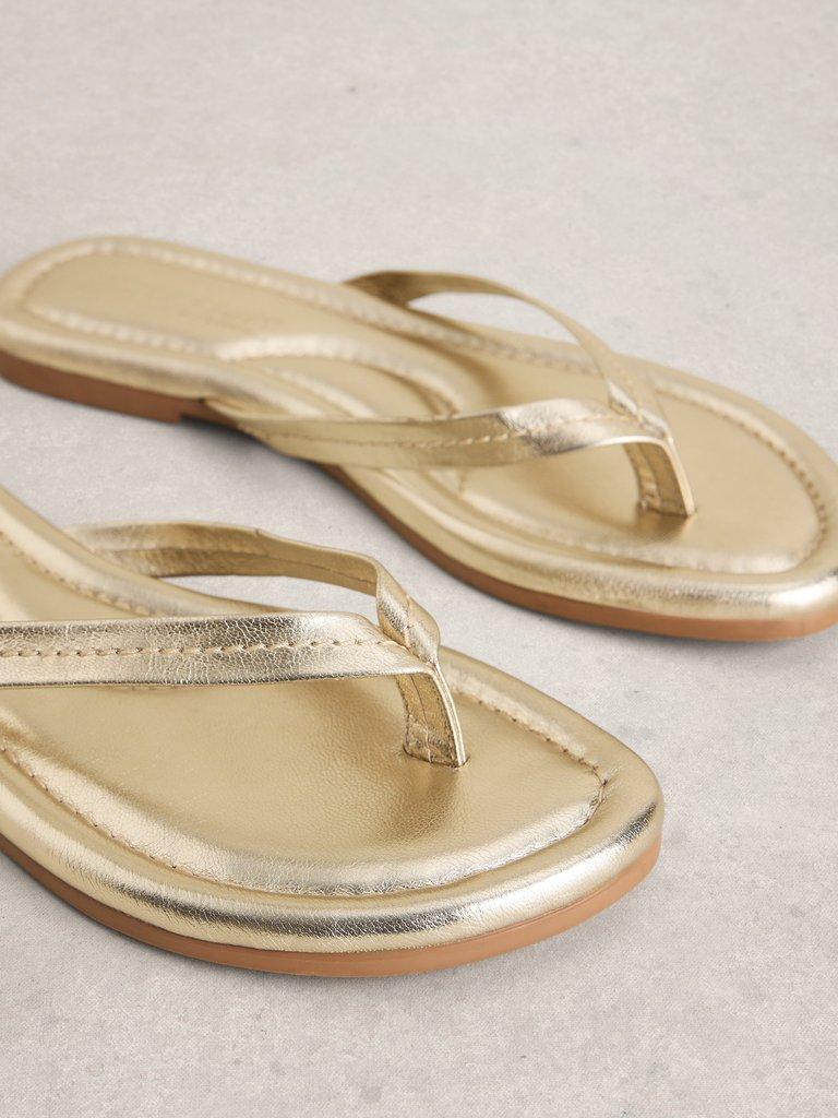 Bay Sandal in GLD TN MET - FLAT DETAIL