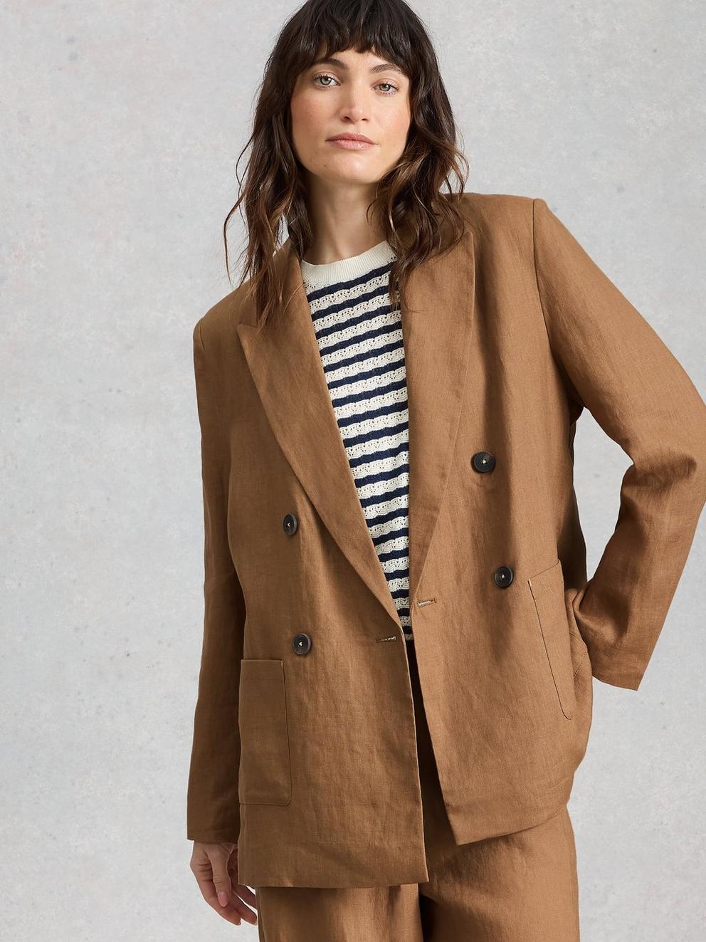 Sasha Linen Blazer in MID TAN - MODEL DETAIL