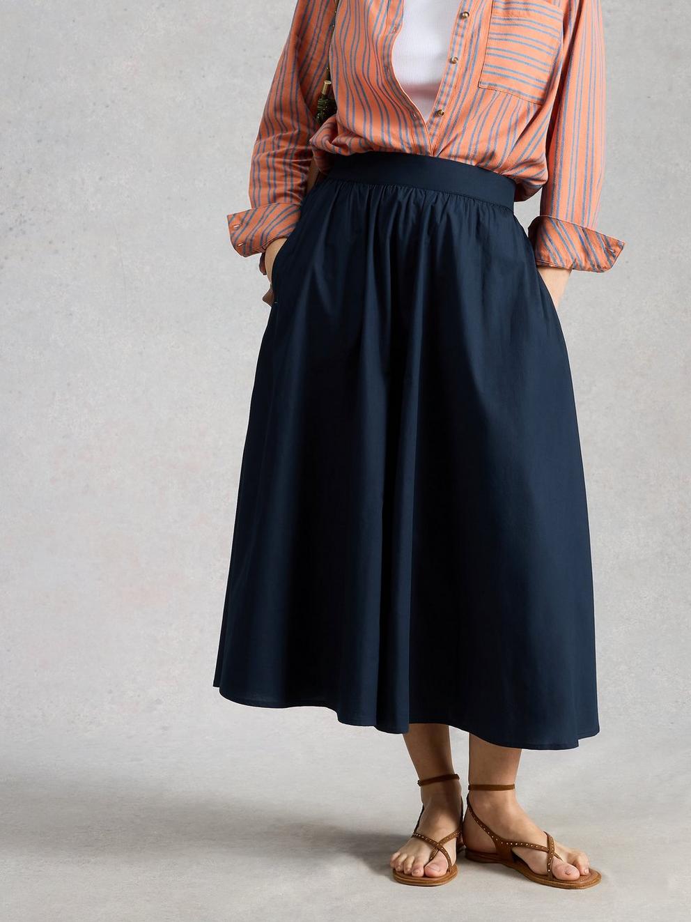 Abigail Midi Skirt Print in DARK NAVY - MODEL DETAIL