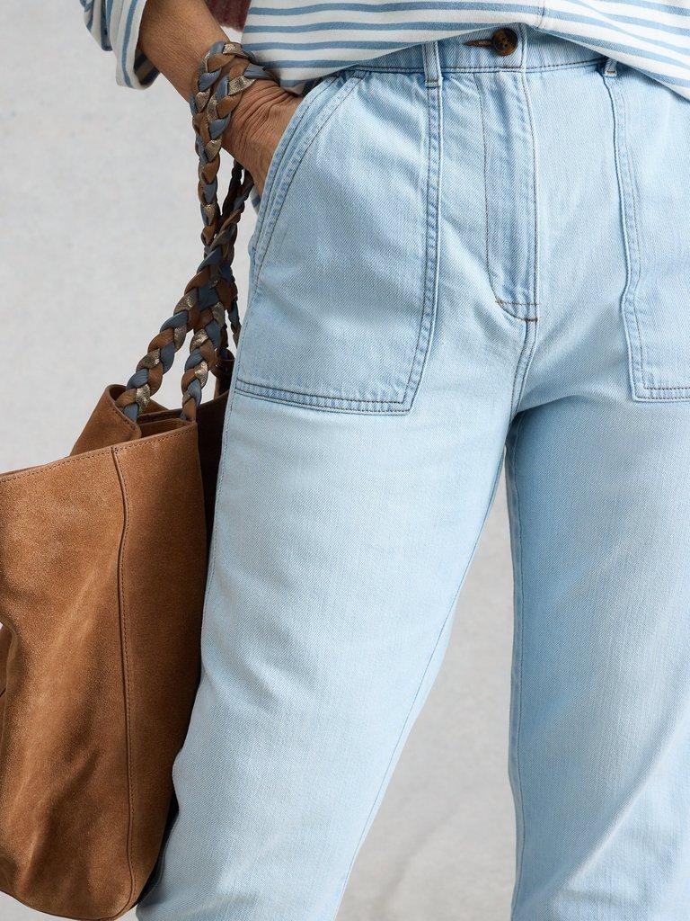Twister Jean in LGT DENIM - MODEL DETAIL
