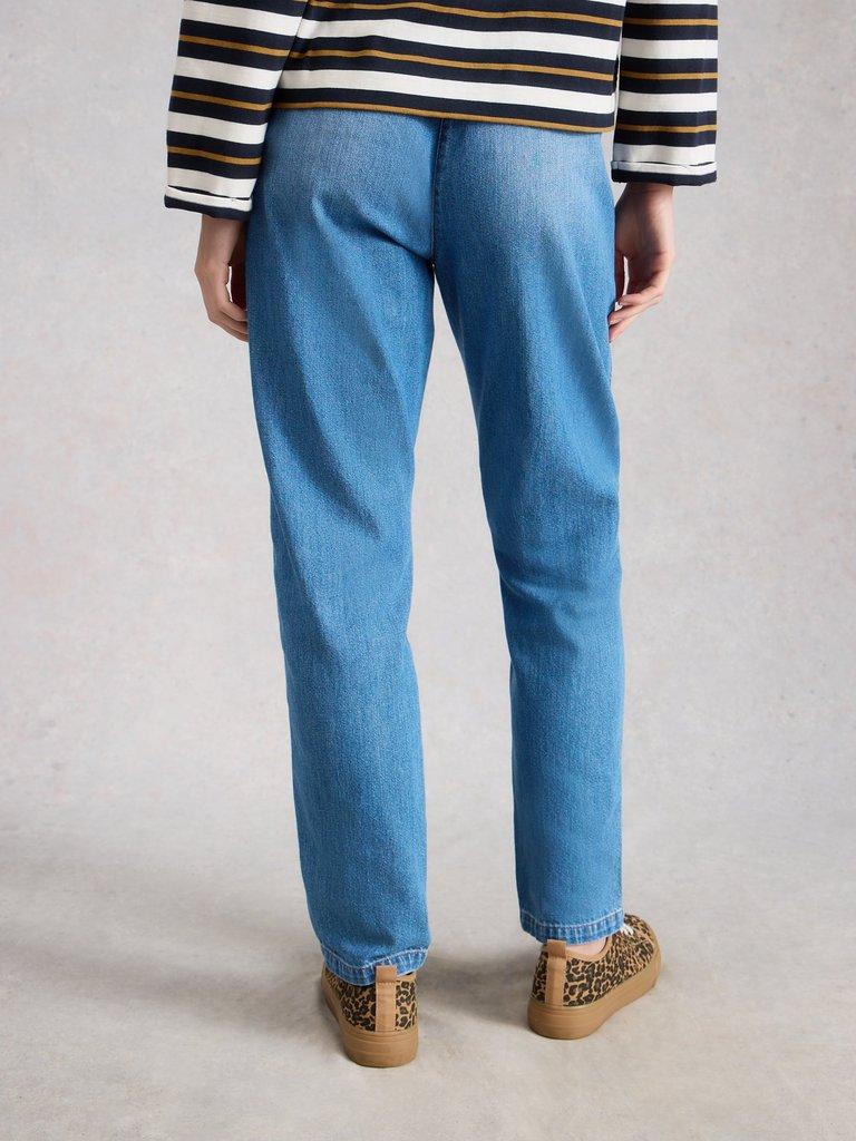 Twister Jean in MID DENIM - MODEL BACK