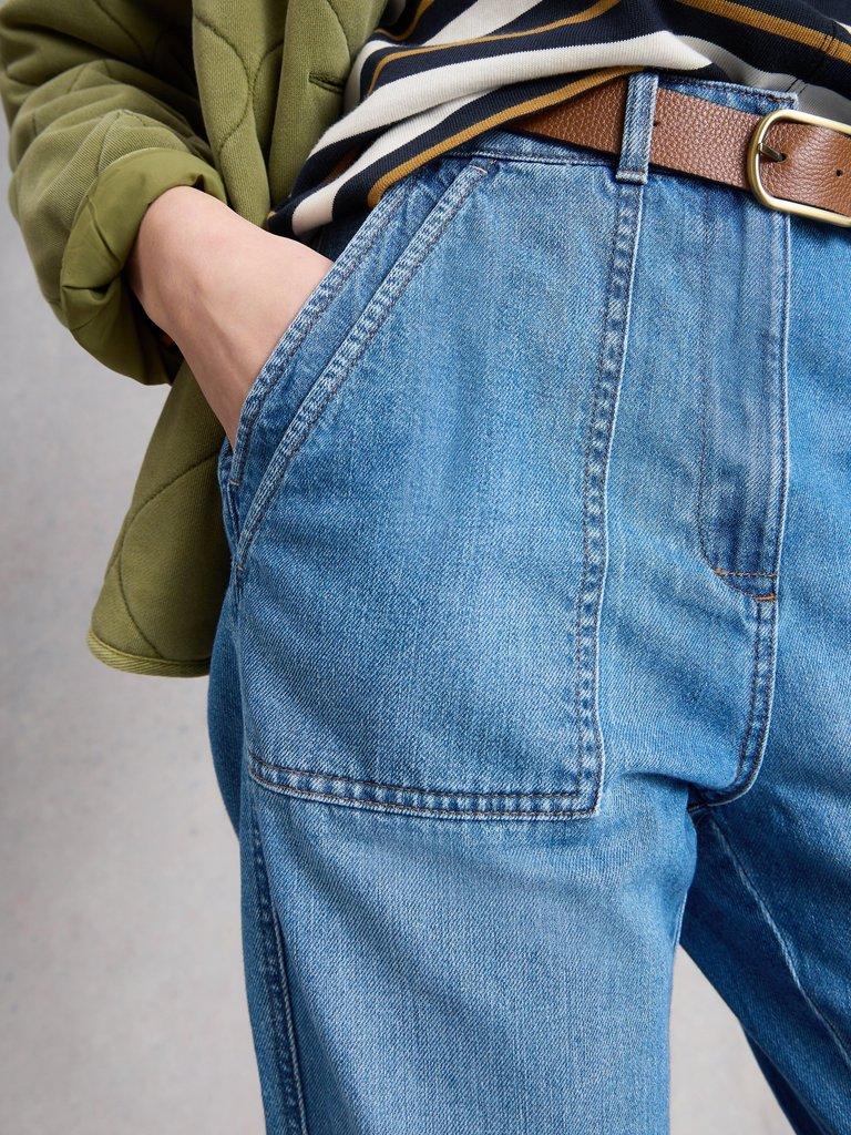 Twister Jean in MID DENIM - MODEL DETAIL