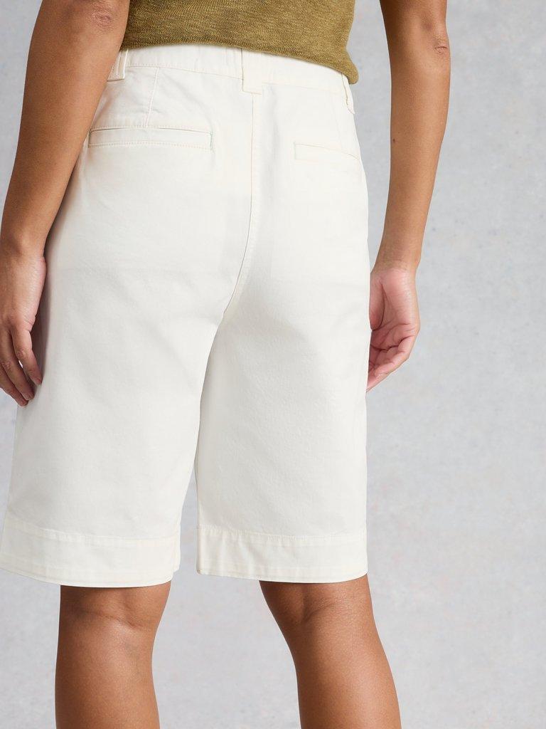 Heidi Chino Short in BRIL WHITE - MODEL BACK