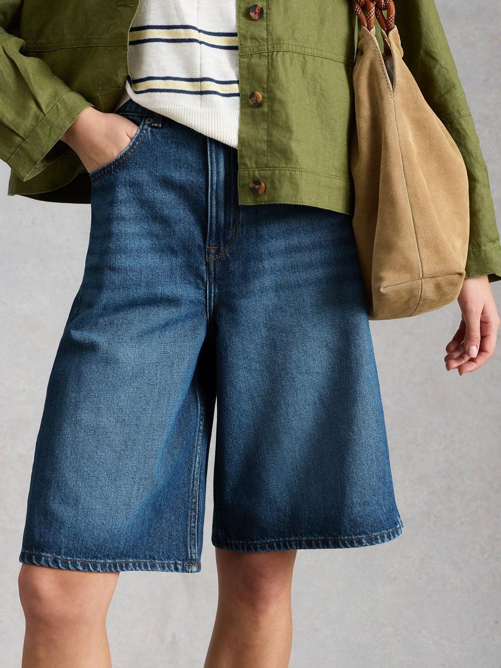 Jodi Jort in MID DENIM - LIFESTYLE