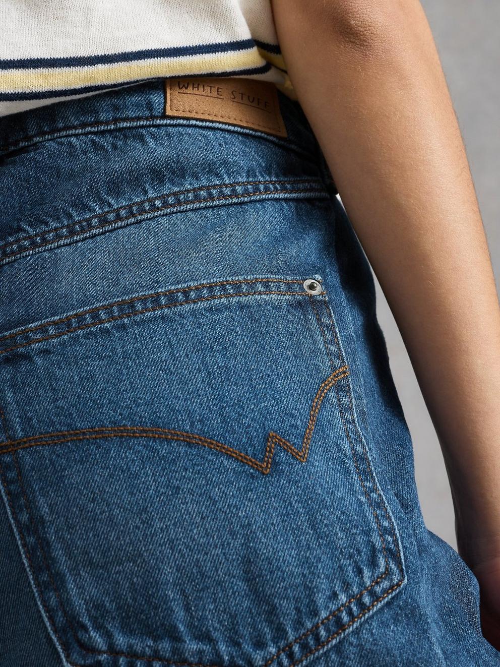 Jodi Jort in MID DENIM - MODEL DETAIL