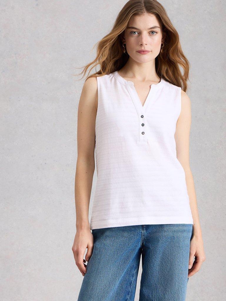 NORA TEXTURE NOTCH VEST in BRIL WHITE - MODEL DETAIL