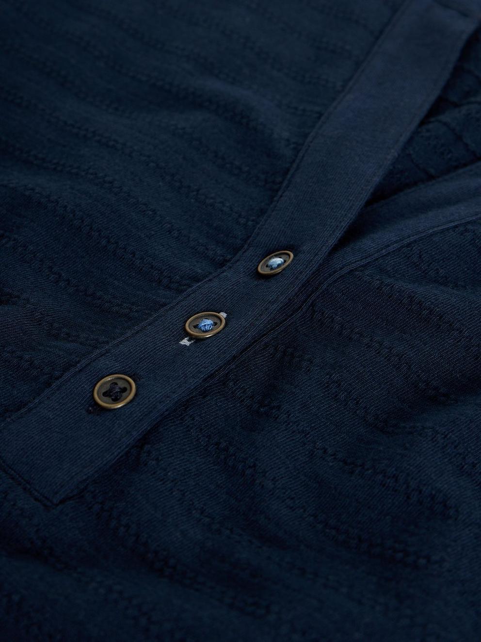 NORA TEXTURE NOTCH VEST in DARK NAVY - FLAT DETAIL