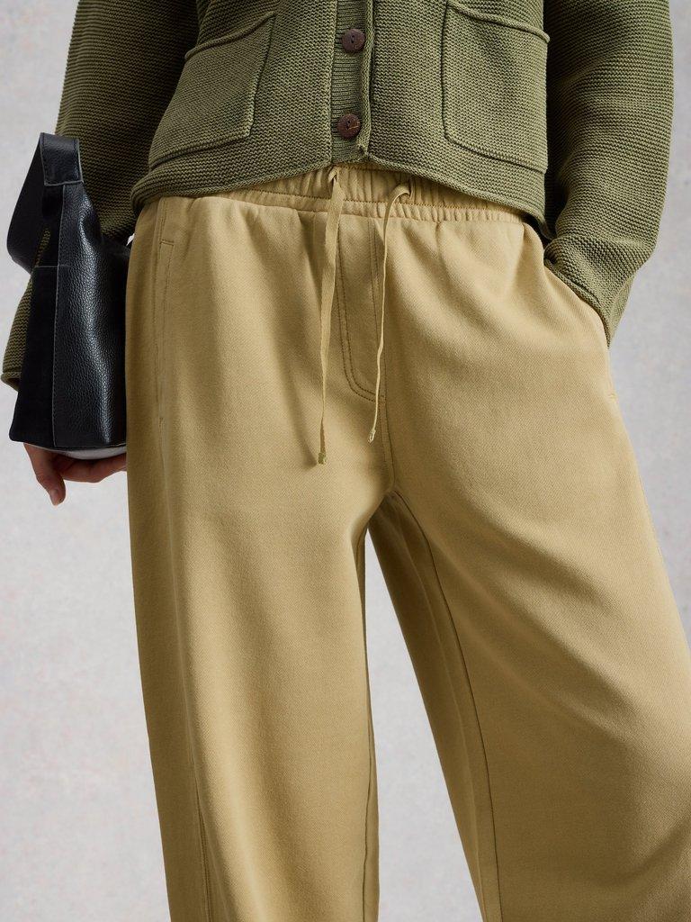 Daydreamer Barrel Jogger in KHAKI GRN - MODEL DETAIL