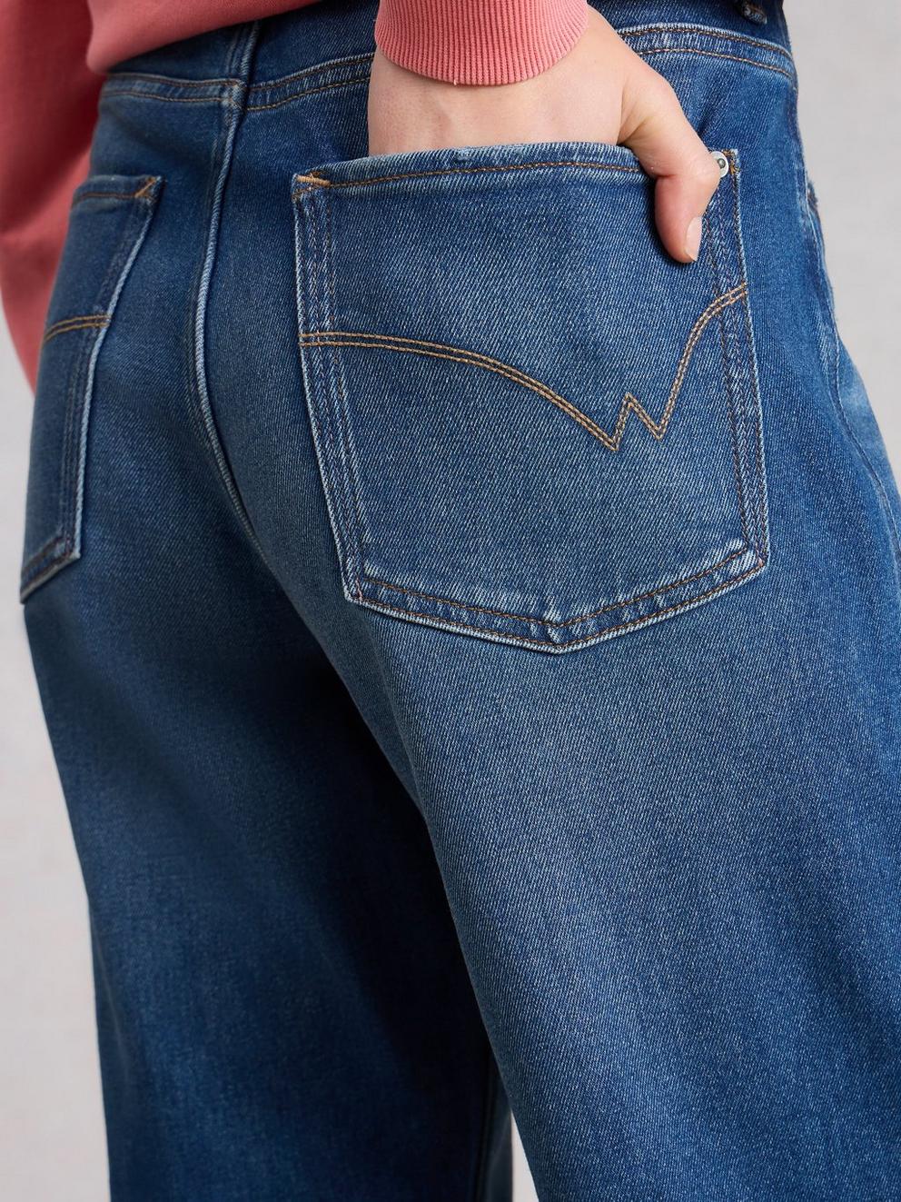 Freya Weekend Ankle Length Jean in MID DENIM - MODEL DETAIL
