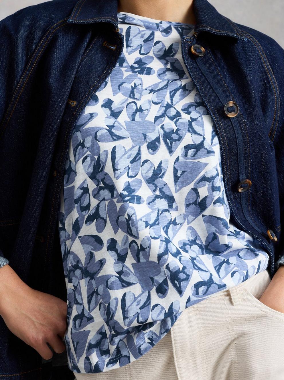 ABBIE CREW NECK T-SHIRT in BLUE MLT - MODEL DETAIL