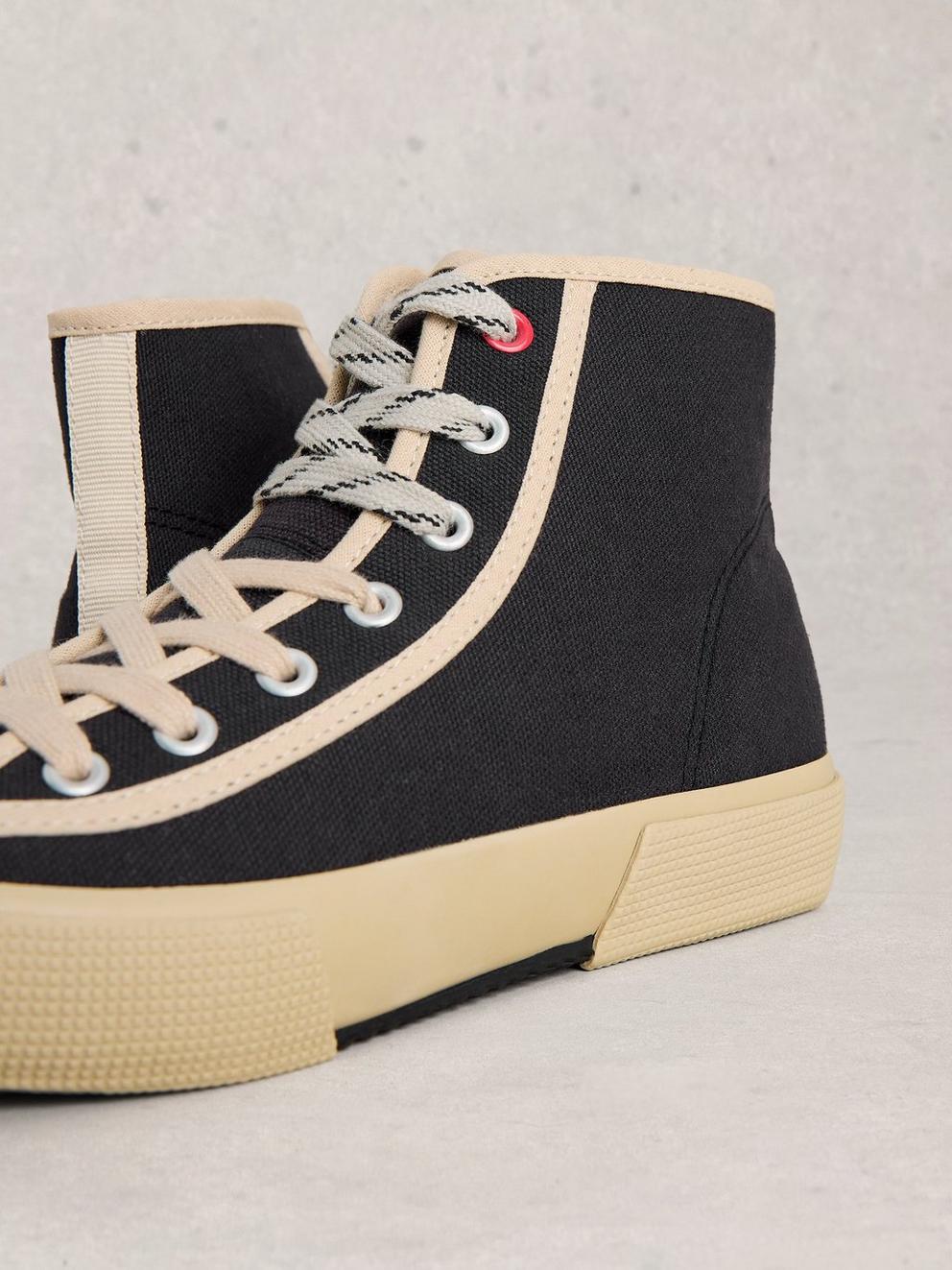 Pippa HiTop Trainer in PURE BLK - FLAT DETAIL