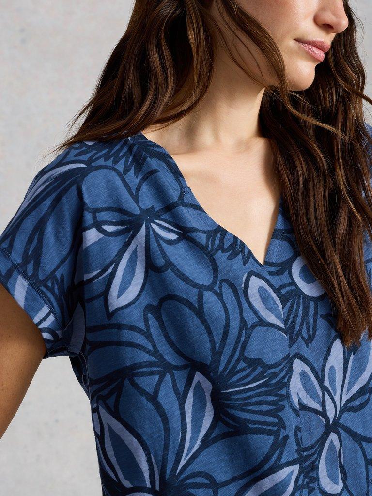 NEVE V NECK TEE in BLUE PR - MODEL DETAIL