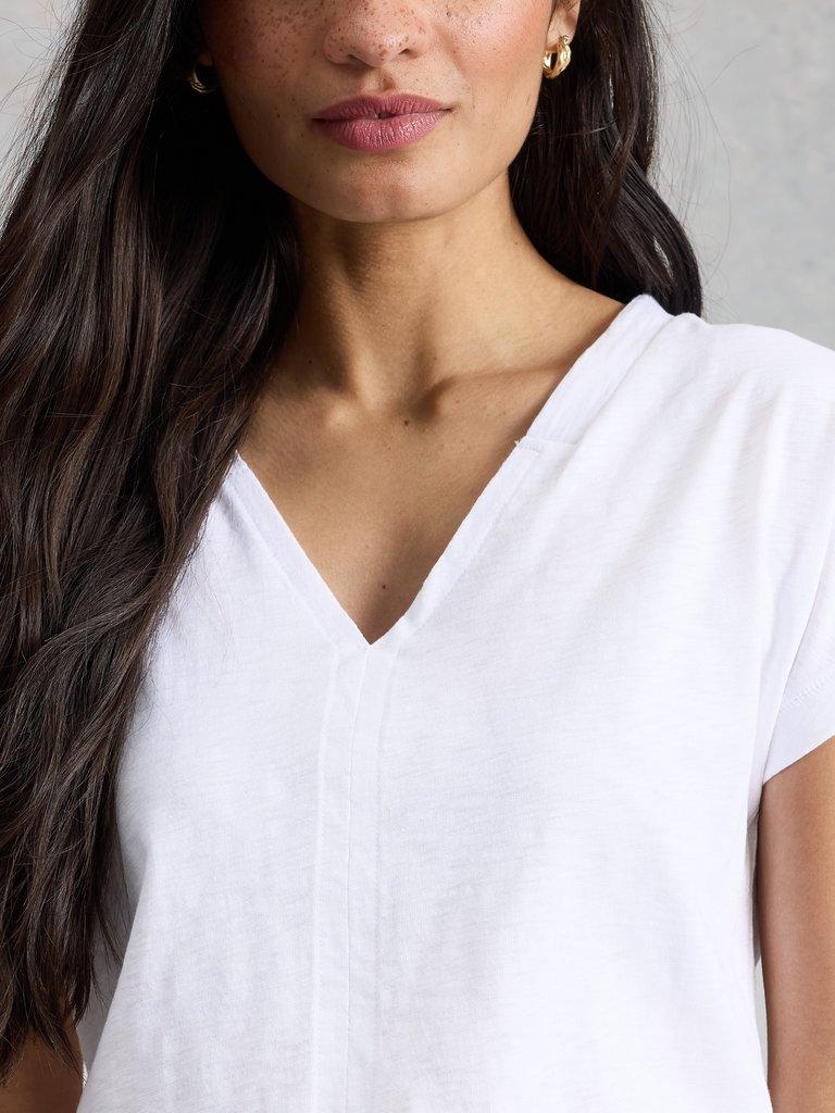 NEVE V NECK TEE in BRIL WHITE - MODEL DETAIL