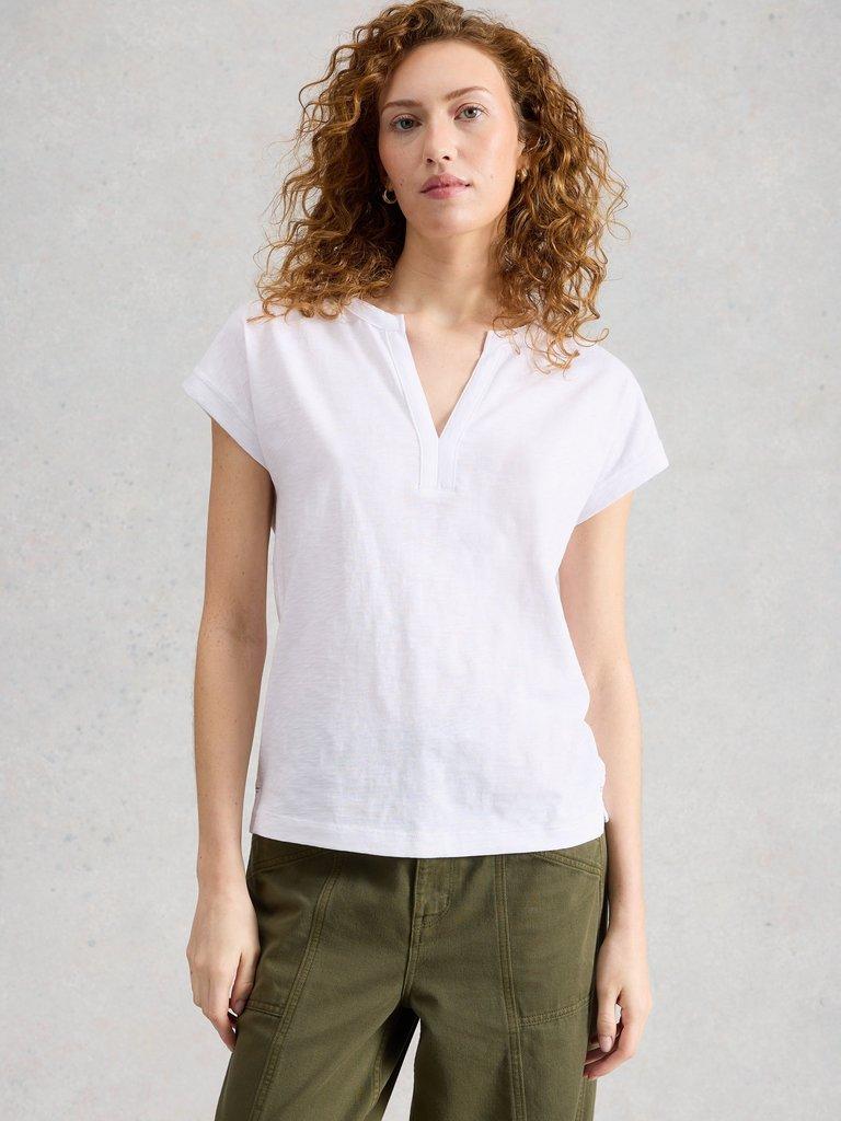 NINA NOTCH NECK TEE in BRIL WHITE - MODEL DETAIL