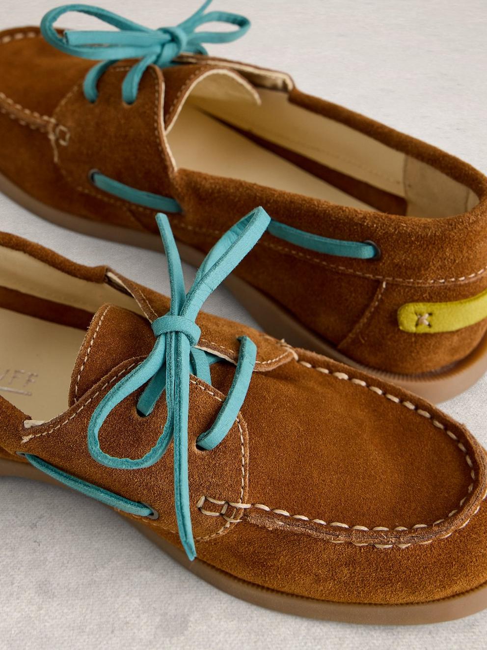 Boat Shoe in MID TAN - FLAT DETAIL