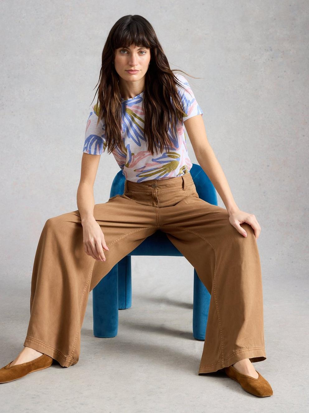 ABBIE T-SHIRT in IVORY PR - LIFESTYLE