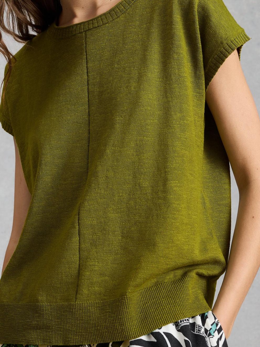 NOVA LINEN BLEND T-SHIRT in MID GREEN - MODEL DETAIL