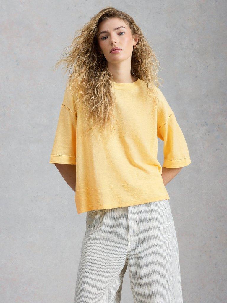 KATE LINEN BLEND T-SHIRT in DUS YELLOW - LIFESTYLE