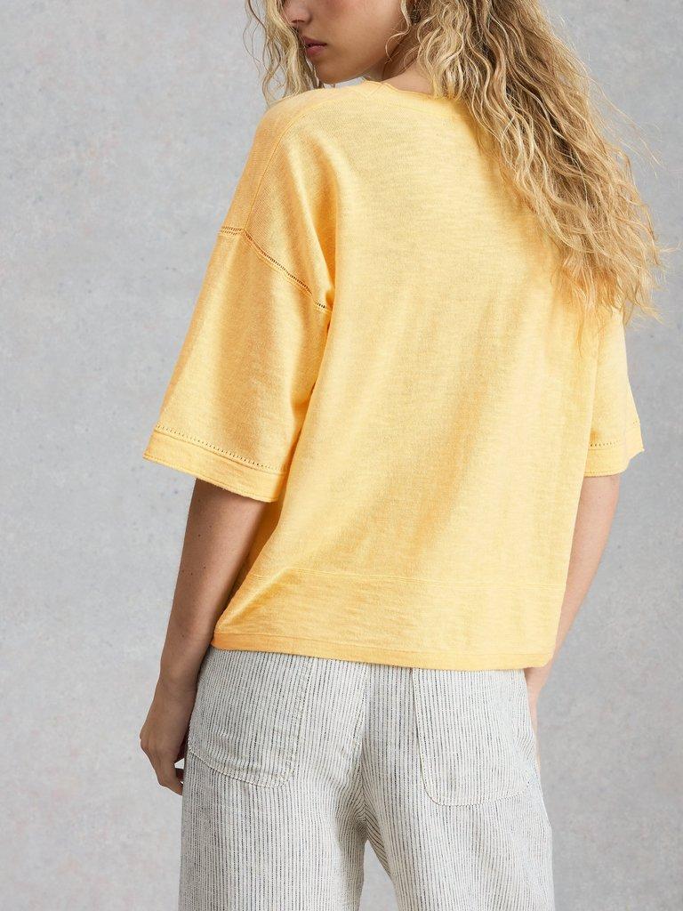 KATE LINEN BLEND T-SHIRT in DUS YELLOW - MODEL BACK