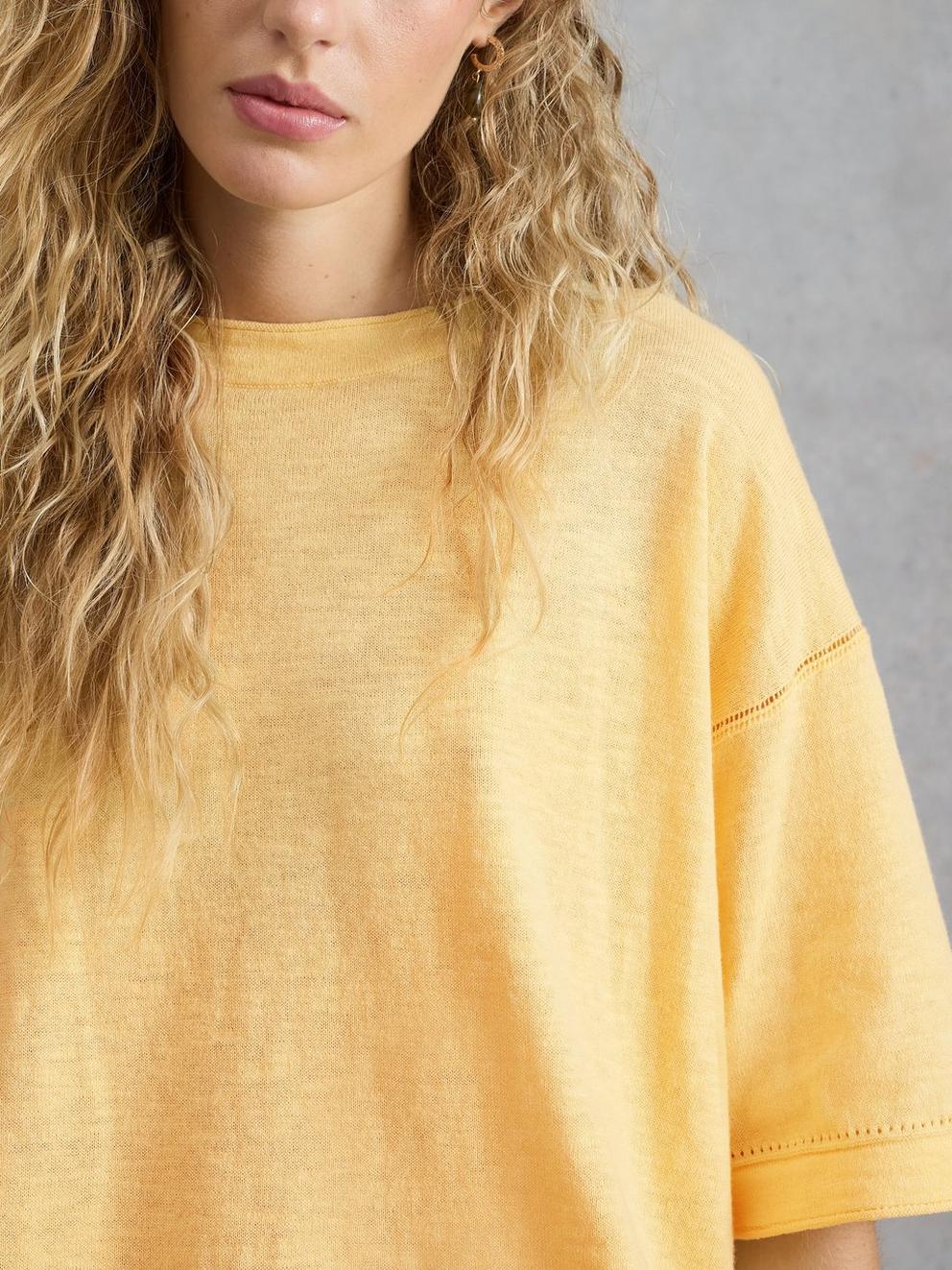 KATE LINEN BLEND T-SHIRT in DUS YELLOW - MODEL DETAIL
