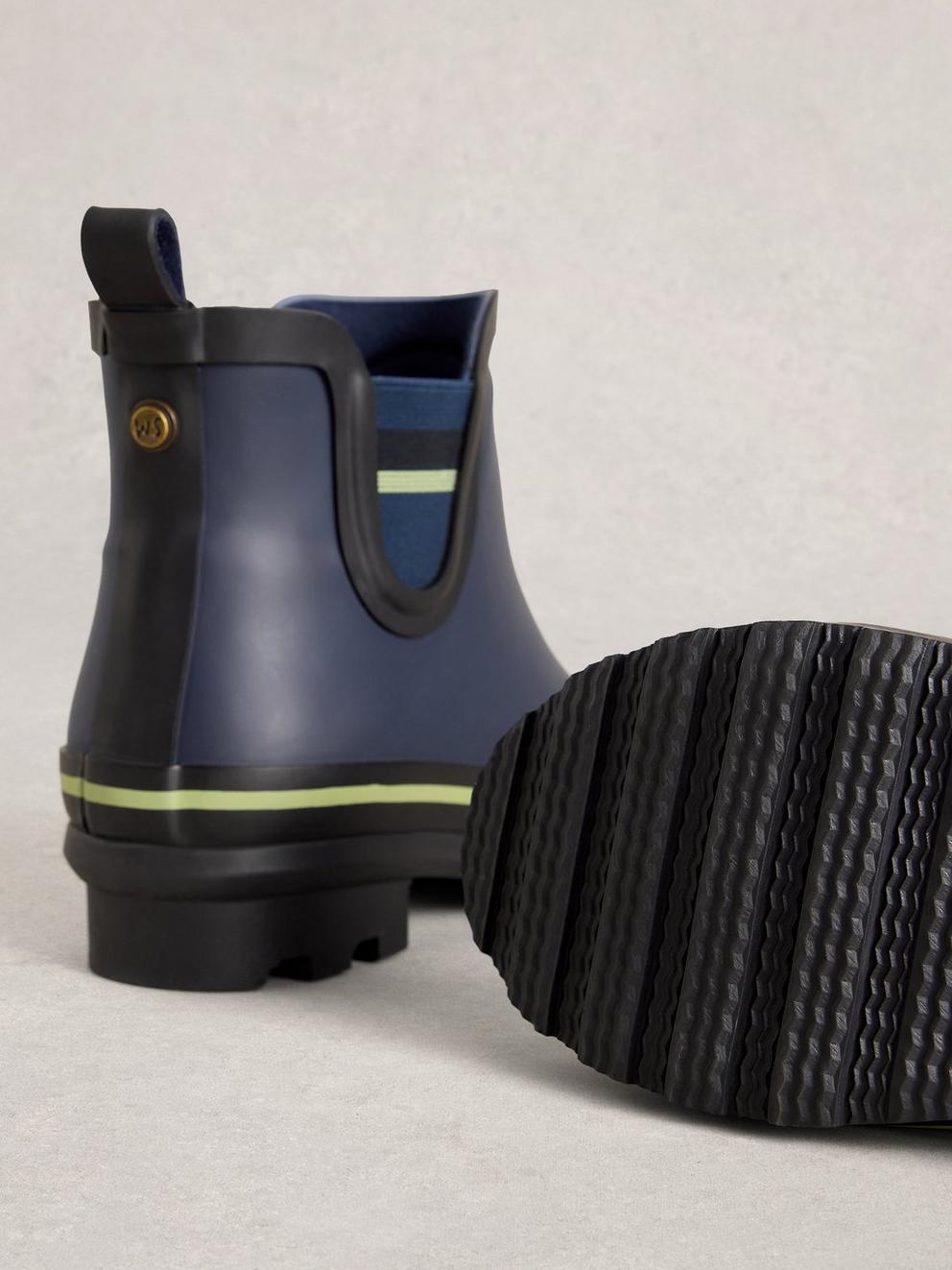 Puddle Wellie Boot in NAVY MULTI - FLAT DETAIL