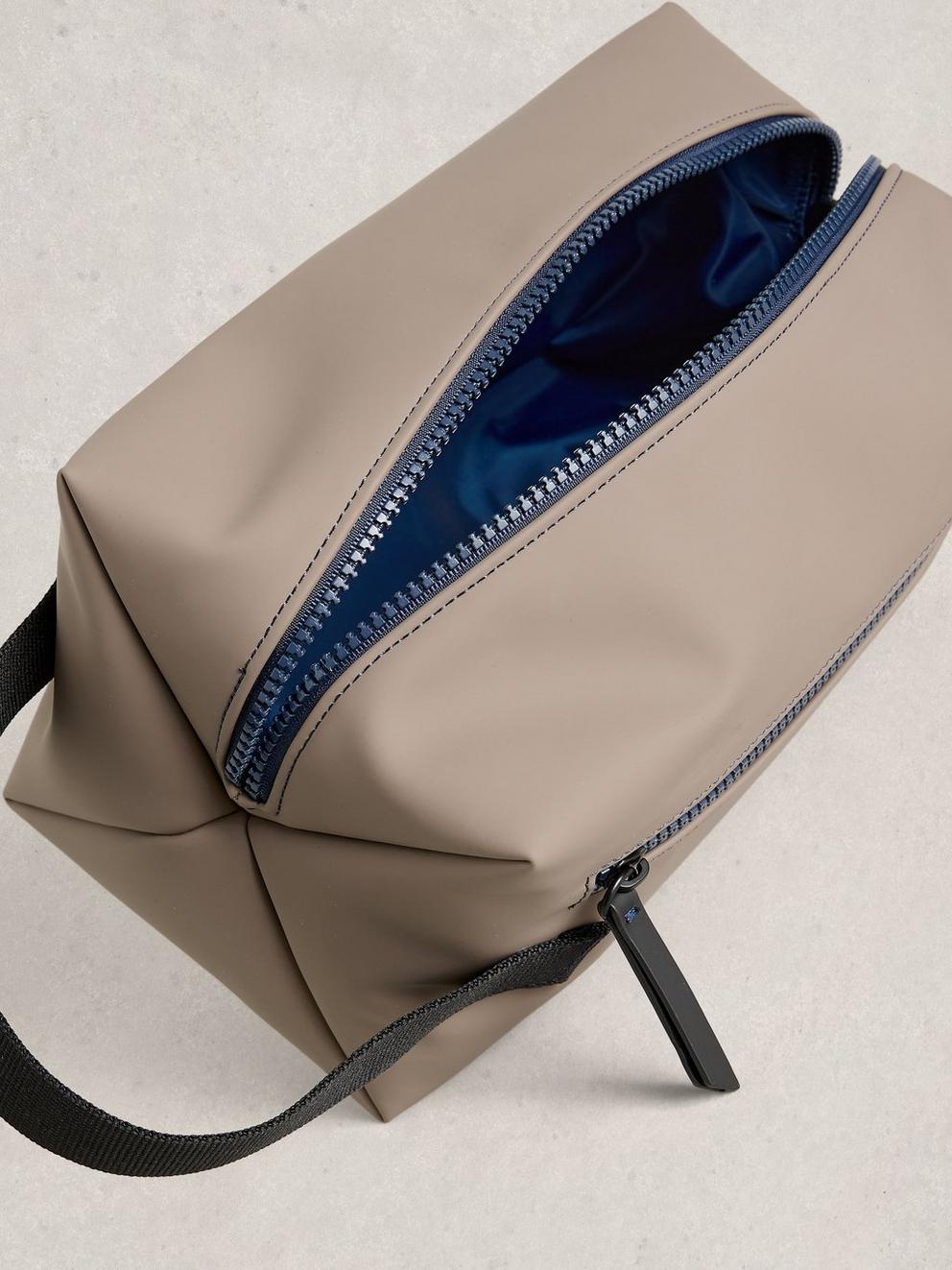 Alex Rubberised Washbag in DK NAT - FLAT DETAIL