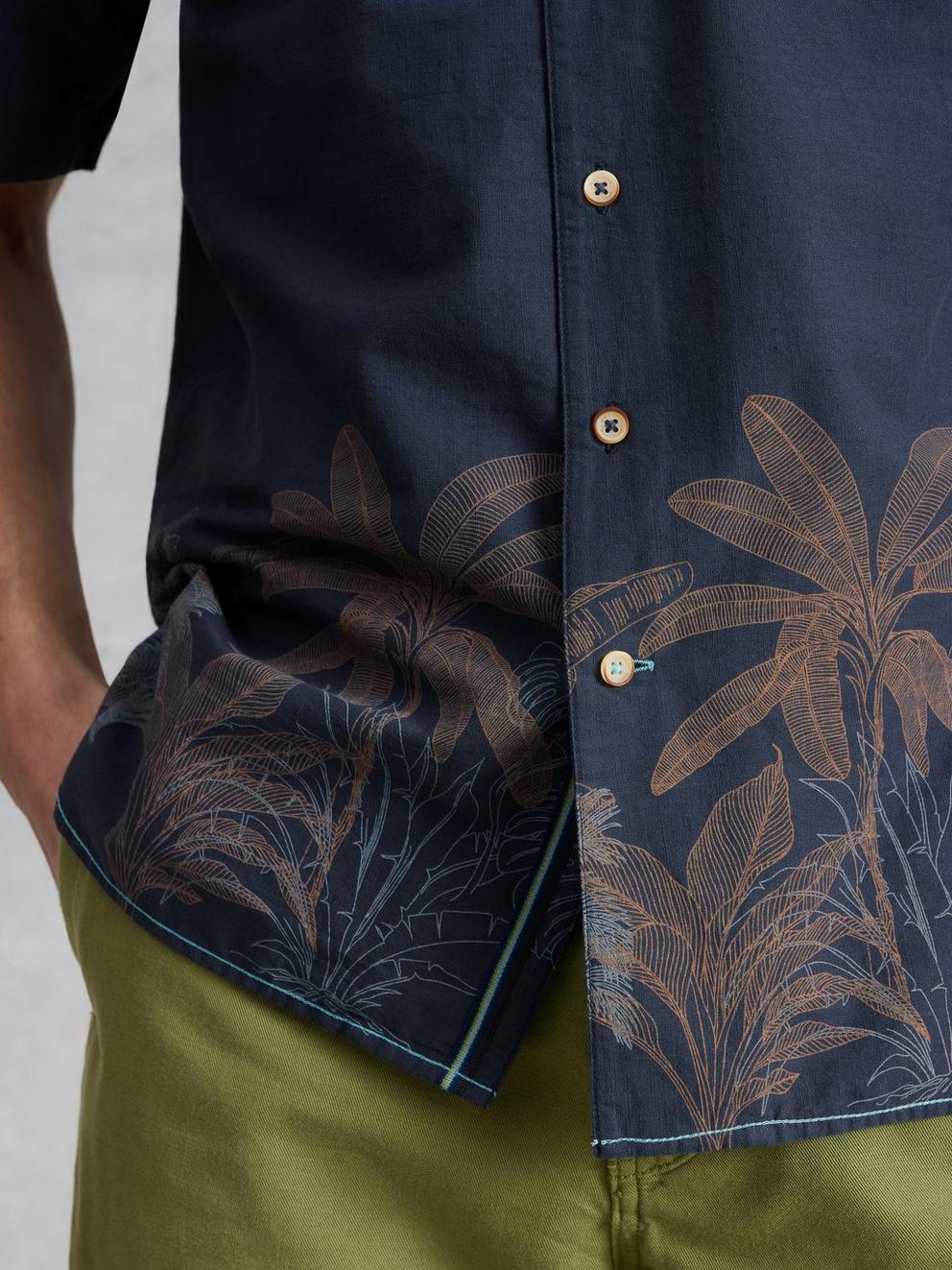 Hayle SS Border Print Shirt in NAVY PR - MODEL DETAIL