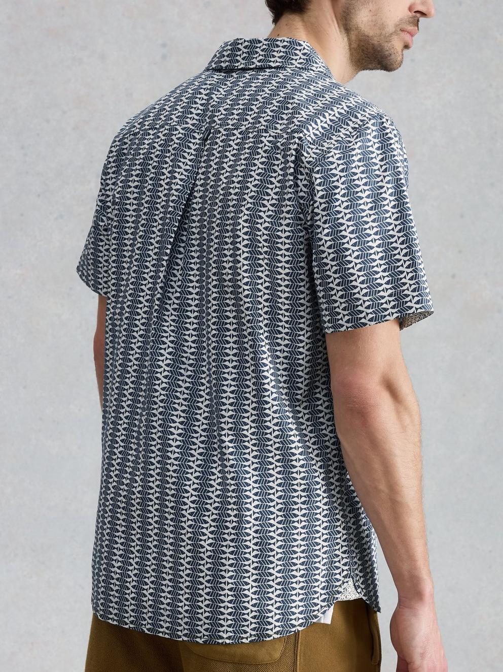 Hayle SS Fish Print Shirt in NAVY PR - MODEL BACK