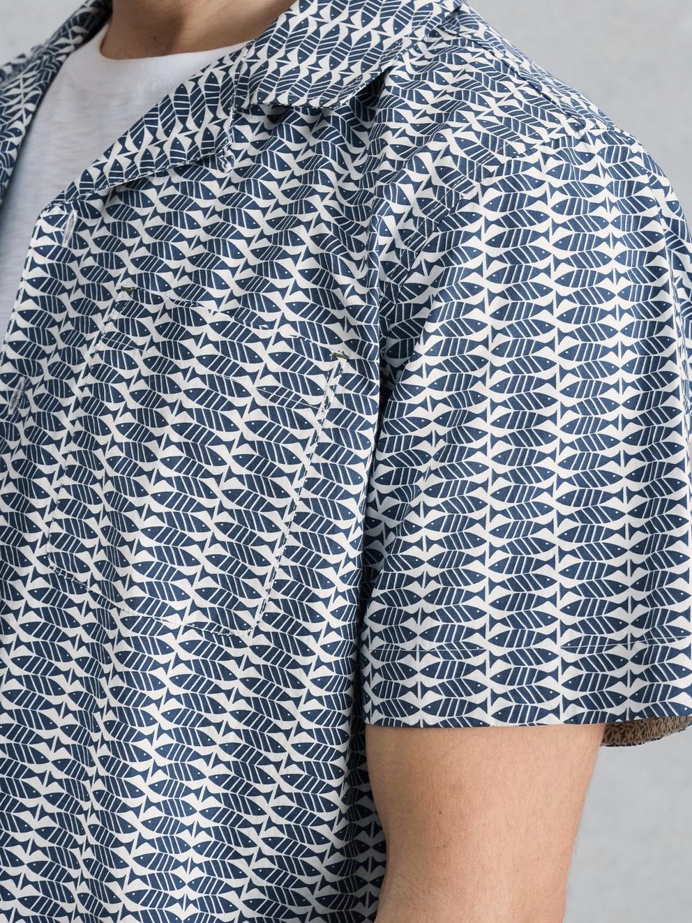 Hayle SS Fish Print Shirt in NAVY PR - MODEL DETAIL