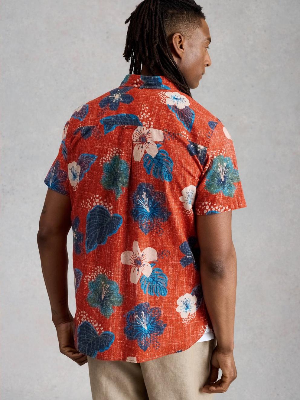 Finsbury SS Tropic Print Shirt in RED PR - MODEL BACK