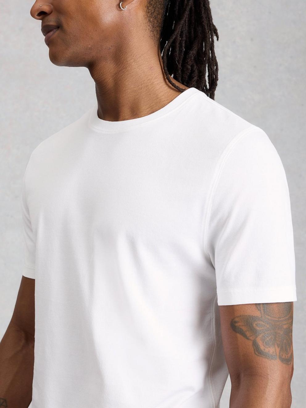 Skipton Smart Tee in BRIL WHITE - MODEL DETAIL