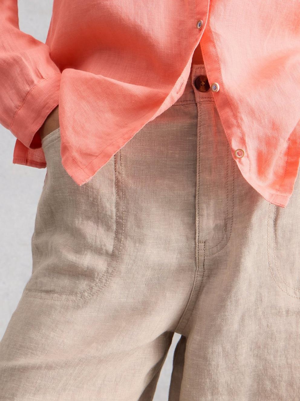 Tia Linen Short in LGT NAT - MODEL DETAIL