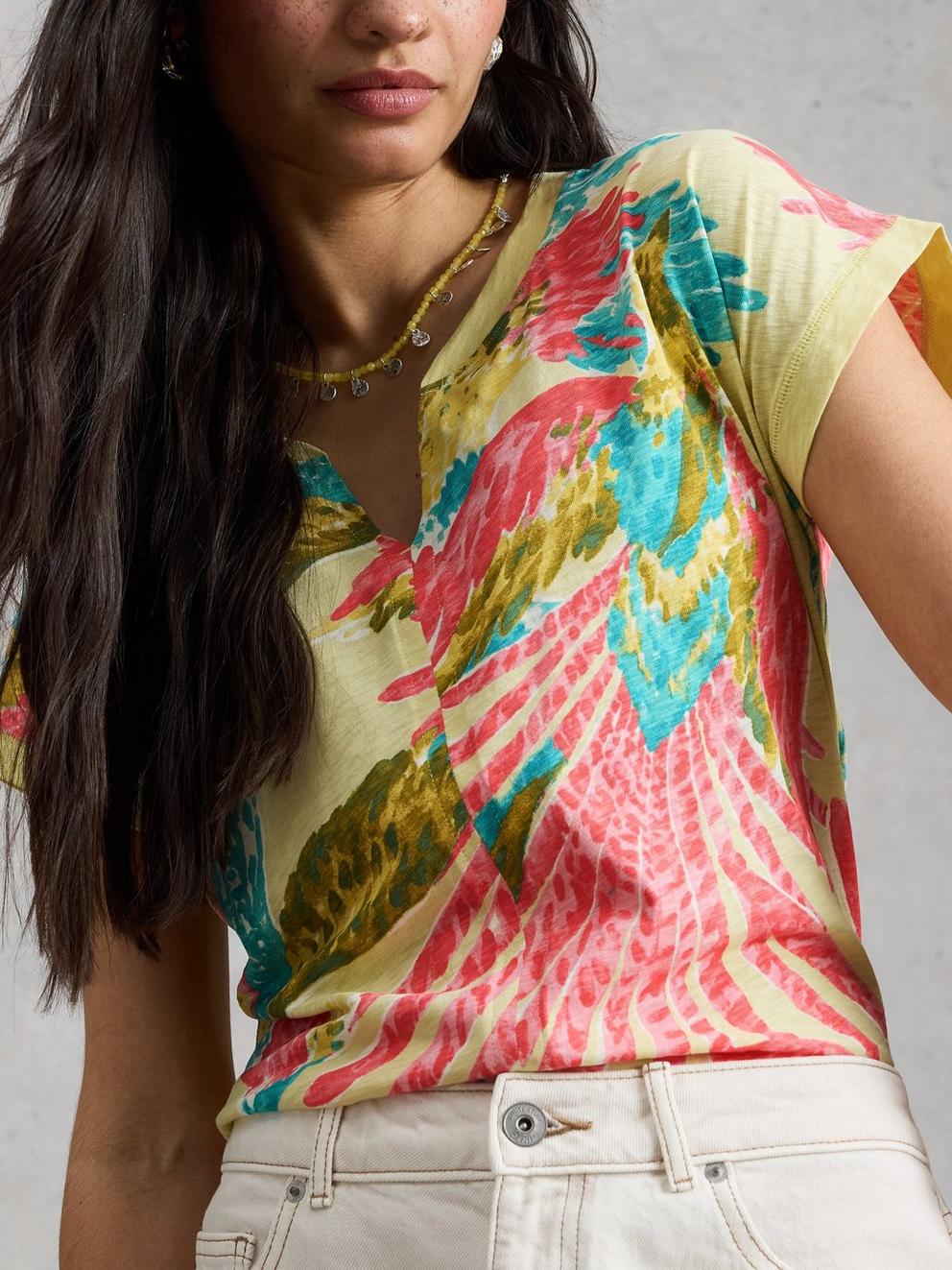 NELLY PRINT NOTCH NECK TEE in GREEN MLT - MODEL DETAIL