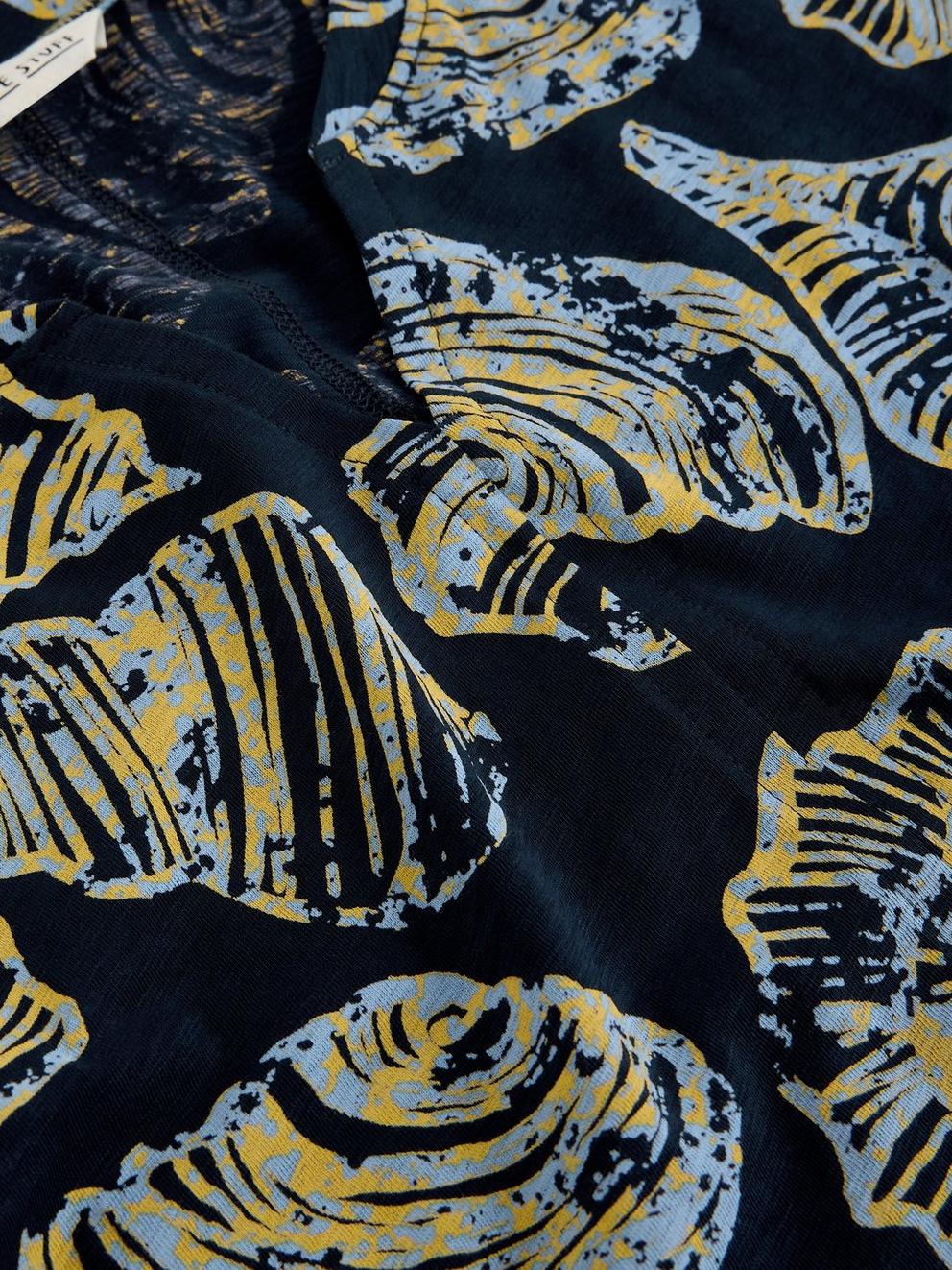 NELLY PRINT NOTCH NECK TEE in NAVY PR - FLAT DETAIL