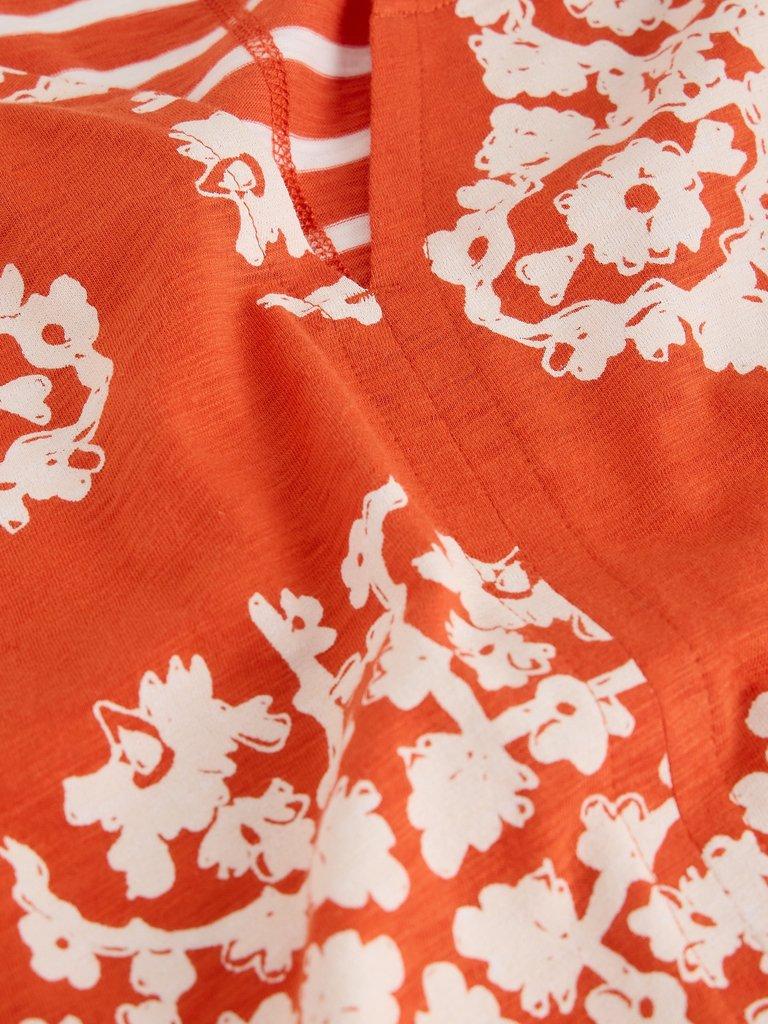 NELLY PRINT NOTCH NECK TEE in RED PR - FLAT DETAIL