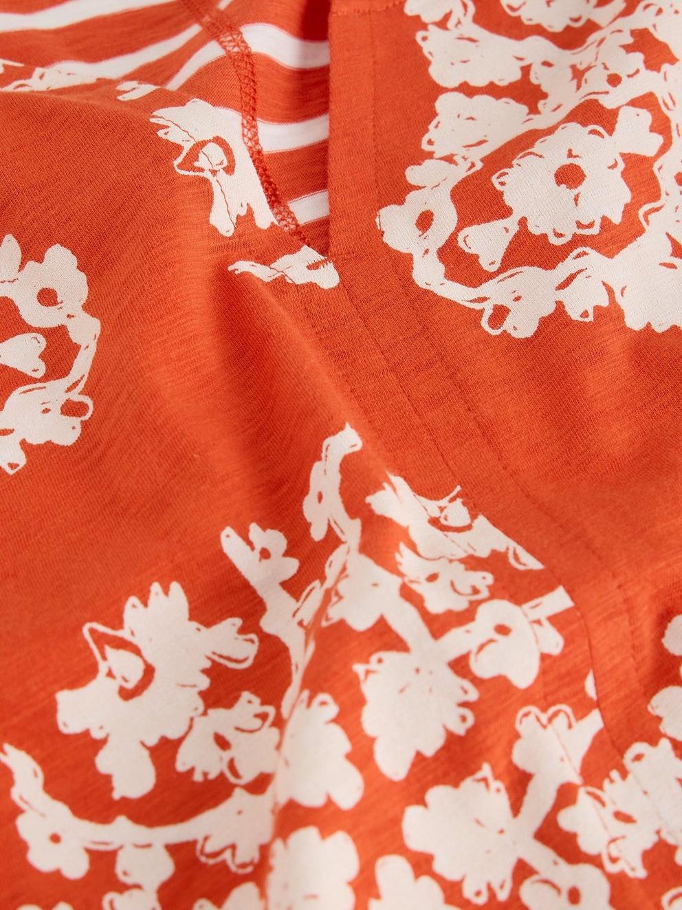 NELLY PRINT NOTCH NECK TEE in RED PR - FLAT DETAIL