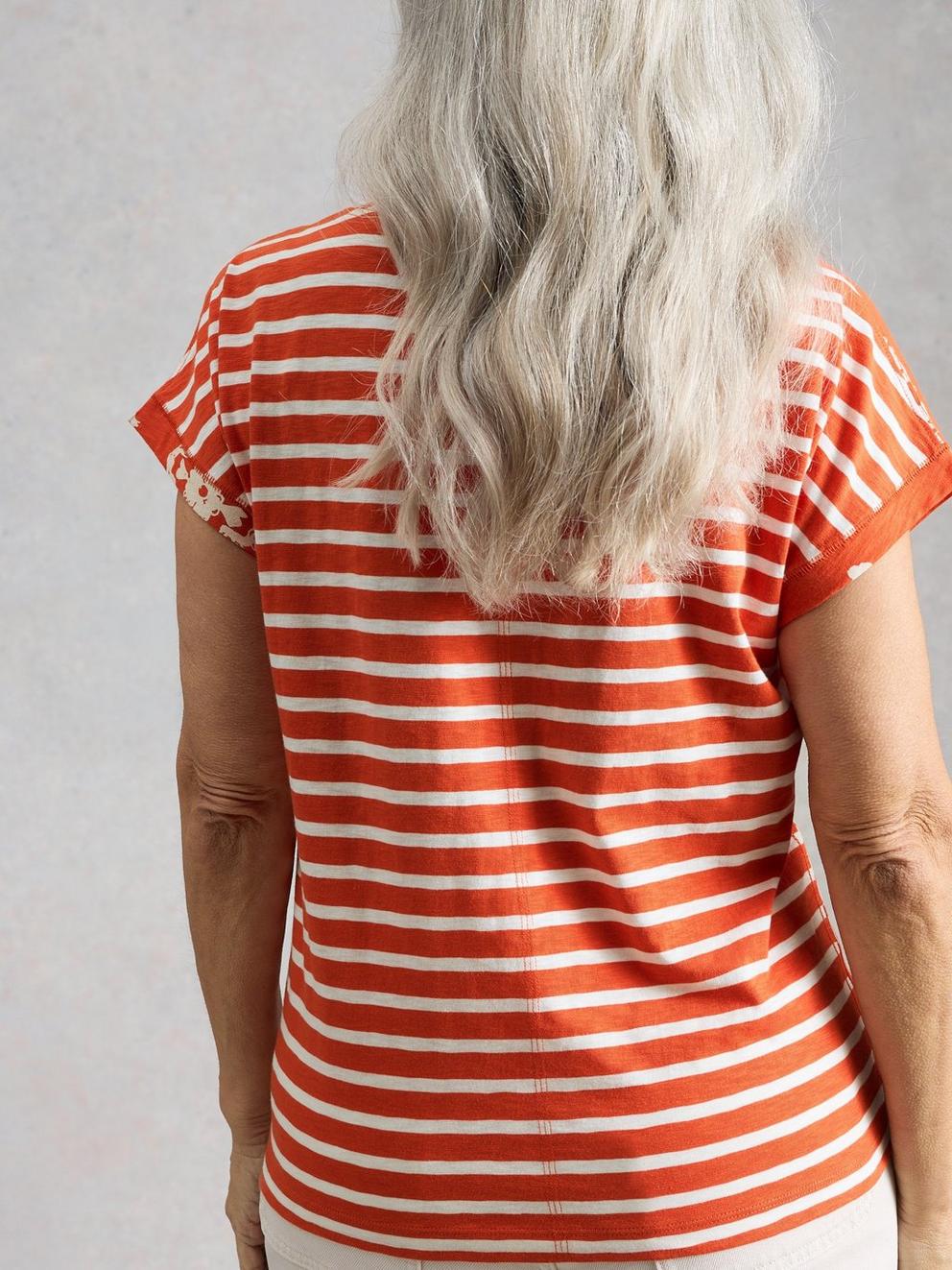 NELLY PRINT NOTCH NECK TEE in RED PR - MODEL BACK