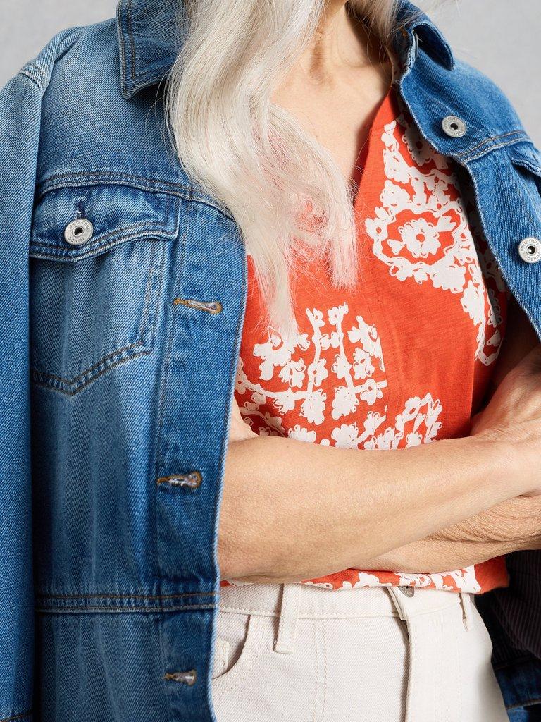 NELLY PRINT NOTCH NECK TEE in RED PR - MODEL DETAIL