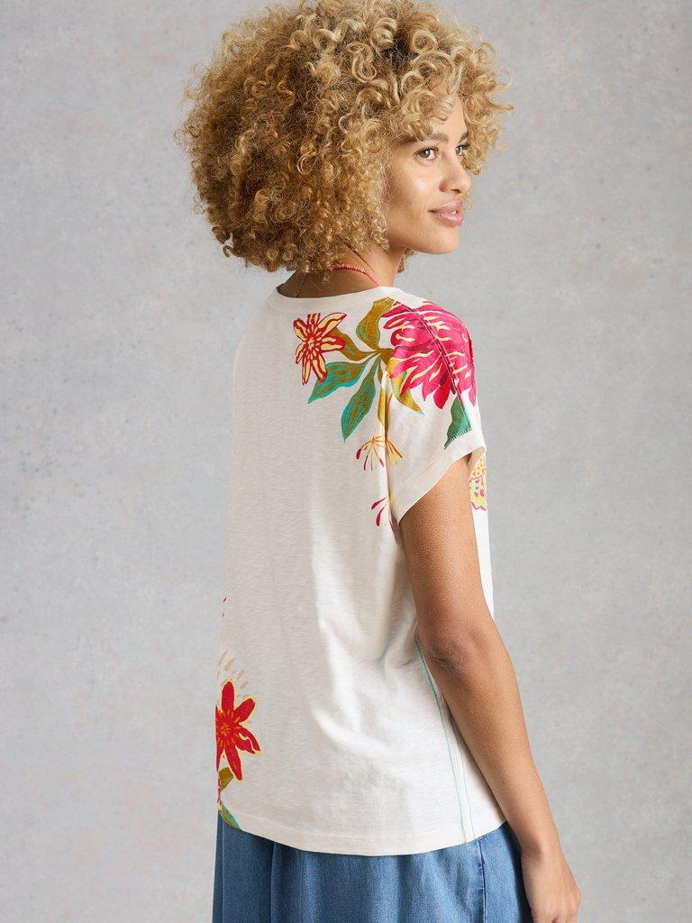 NELLY PRINT NOTCH NECK TEE in WHITE MLT - MODEL BACK