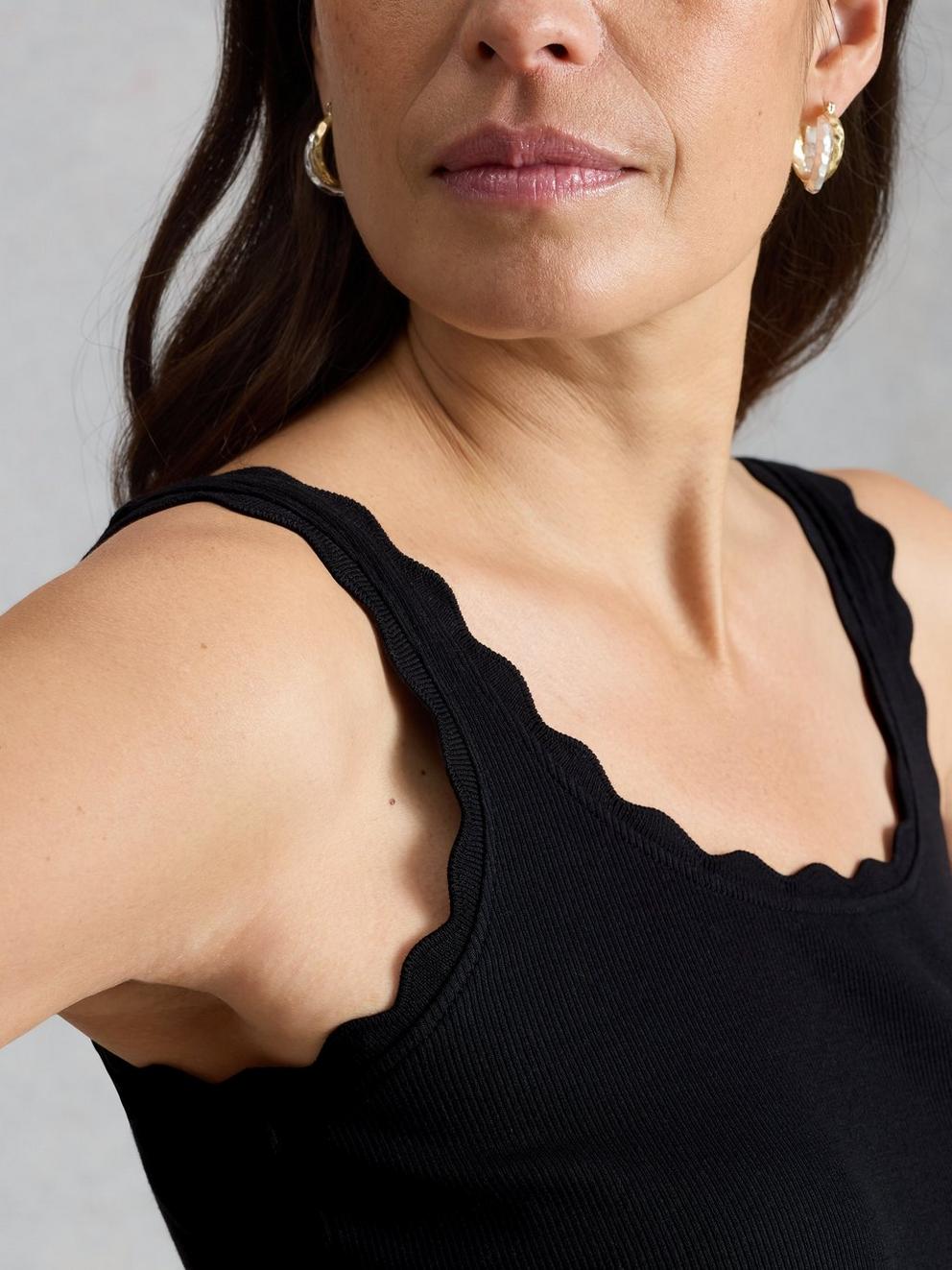 PIPER VEST in PURE BLK - MODEL DETAIL