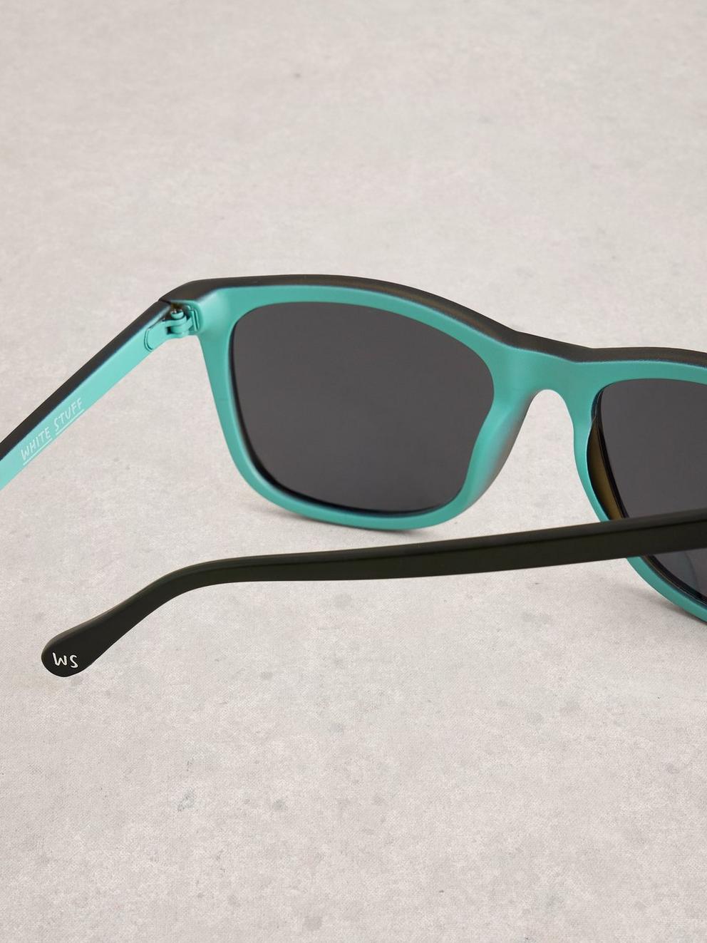 Wayfarer Sunglasses in PURE BLK - FLAT DETAIL