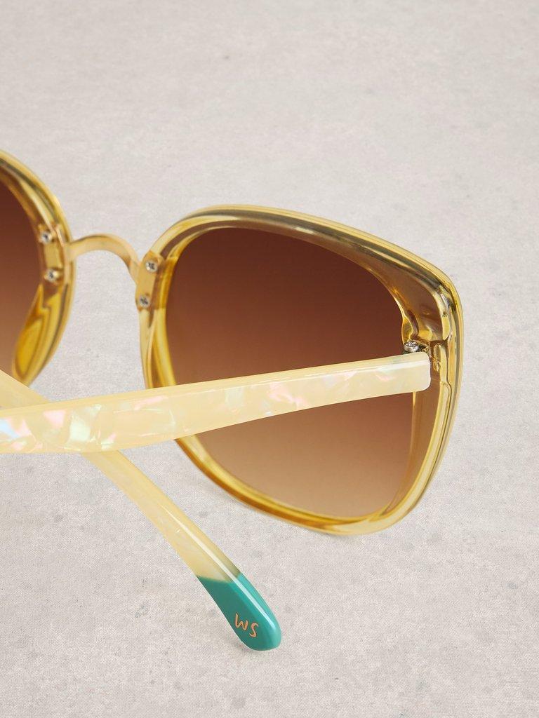 Butterfly Oversized Sunglasses in LGT YELLOW - FLAT DETAIL