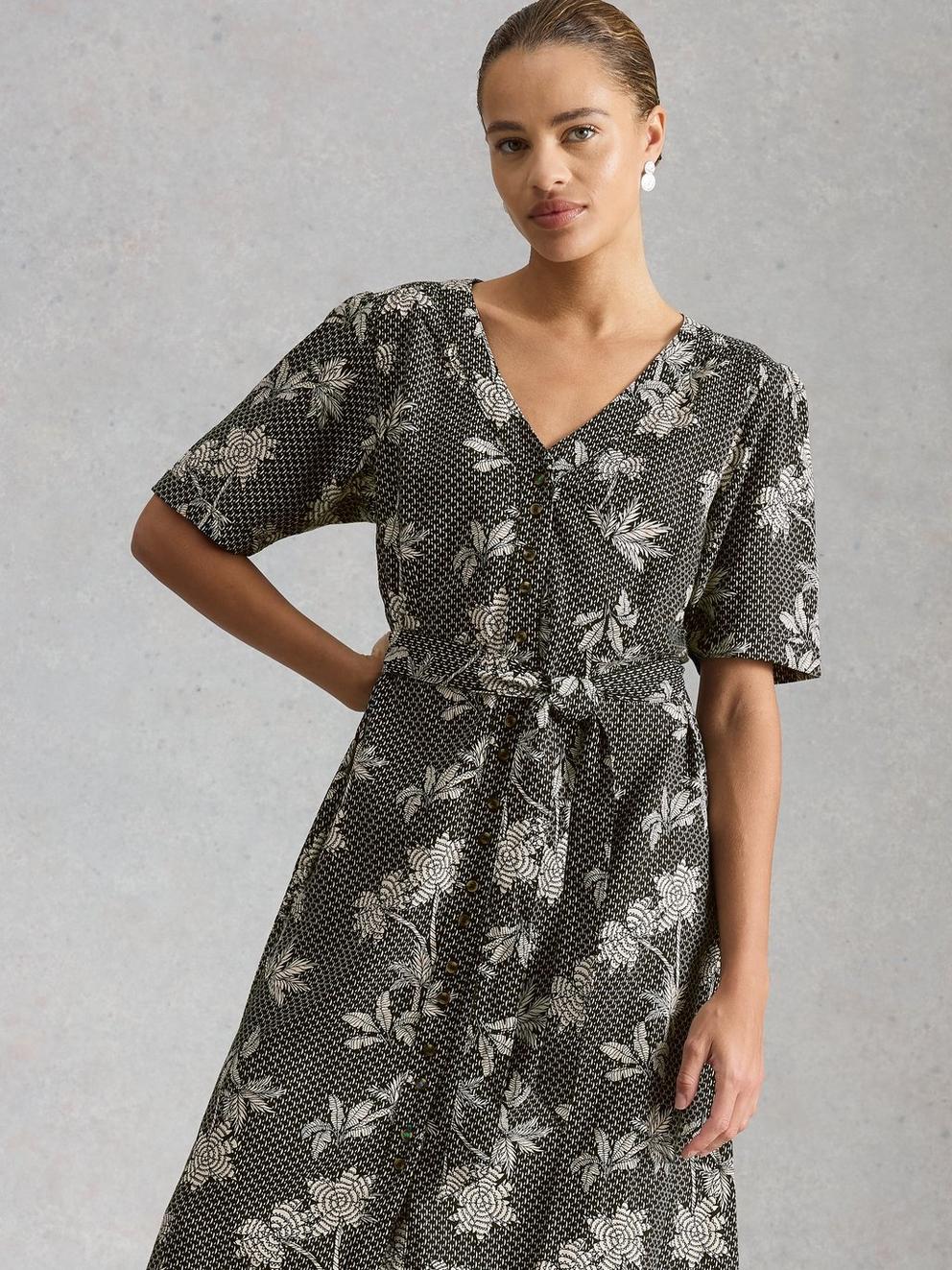 Val Linen Blend Midi Dress in BLK PR - MODEL DETAIL