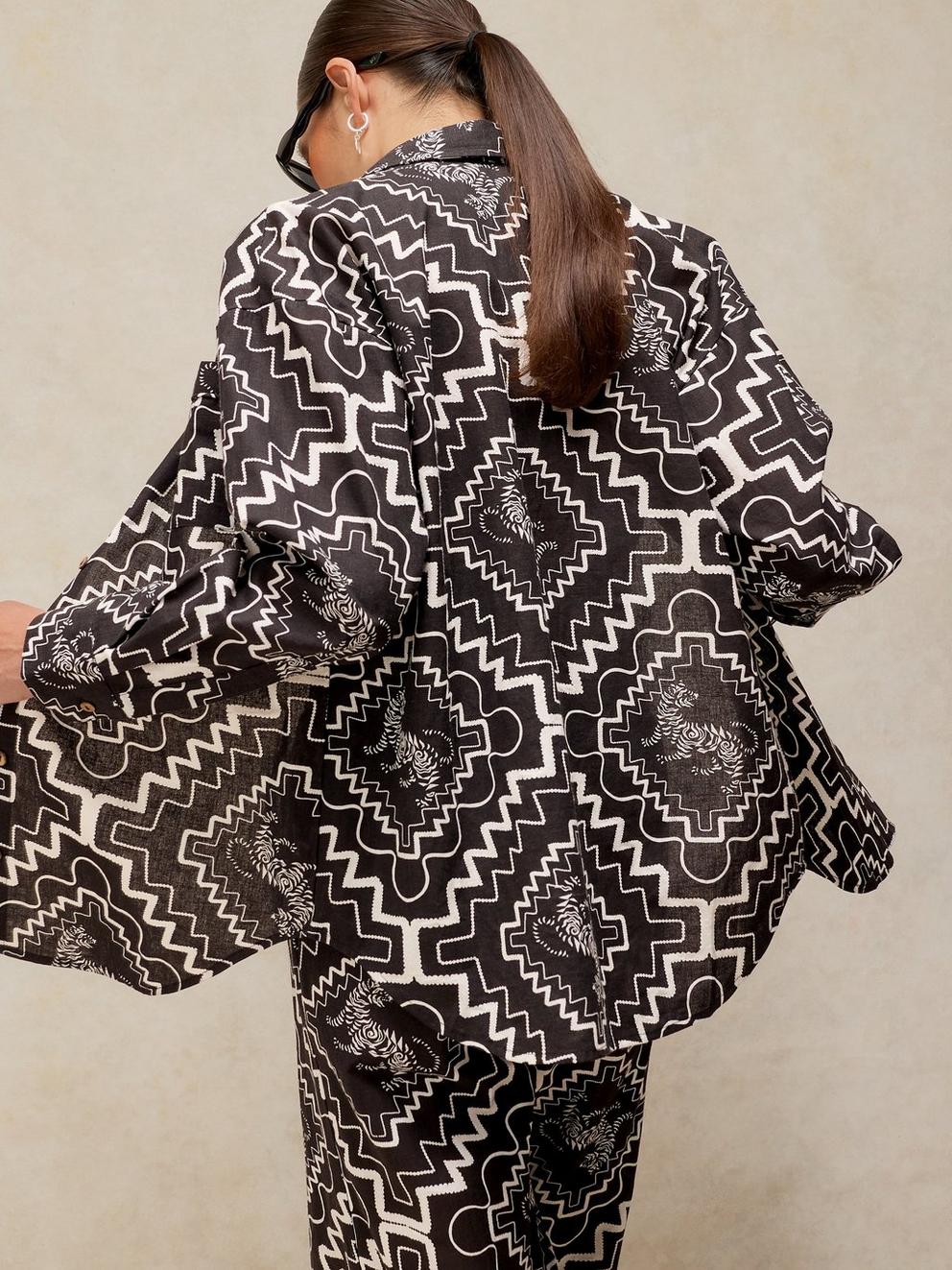 PENNY BEACH SHIRT in BLK PR - MODEL BACK