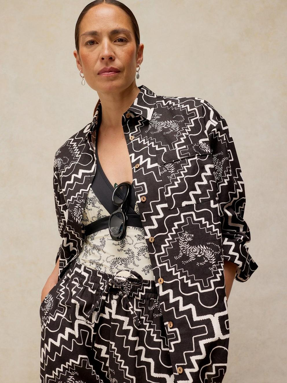 PENNY BEACH SHIRT in BLK PR - MODEL DETAIL
