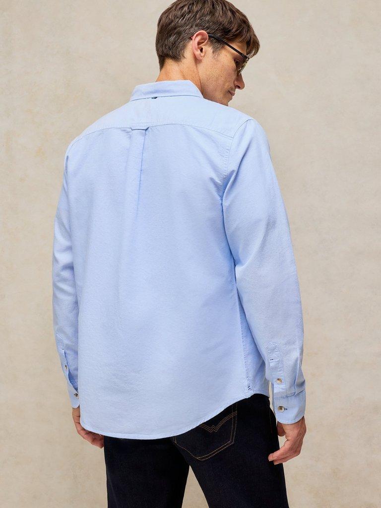 BRUTON OXFORD SHIRT in CHAMB BLUE - MODEL BACK